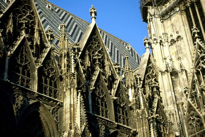 eu_at_wien_017.JPG - Die reich mit Ornamenten verzierte Fassade des Stephansdoms (Steffl) in Wien