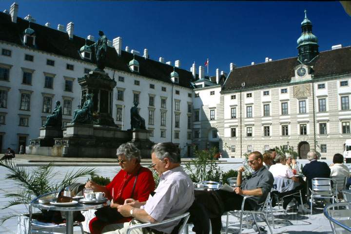 eu_at_wien_003.JPG - Kaffee Trinken im Innenhof der Hofburg zu Wien