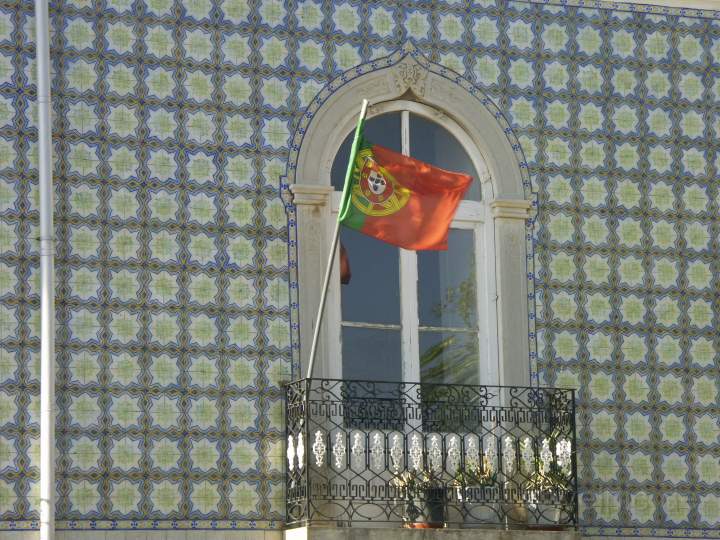 eu_portugal_005.JPG - Typische Fassade in Portugal mit Kacheln als Außenfassade, Portugal
