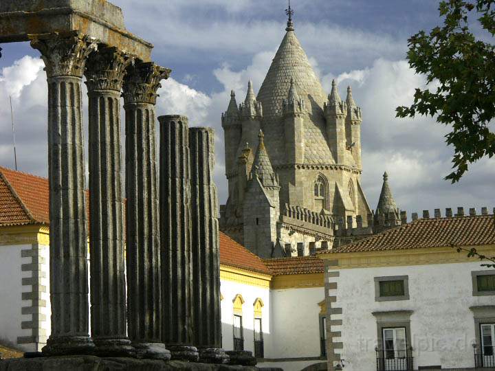 eu_portugal_008.JPG - Die Weltkulturerbestadt Evora mit den römischen Tempel in Portugal