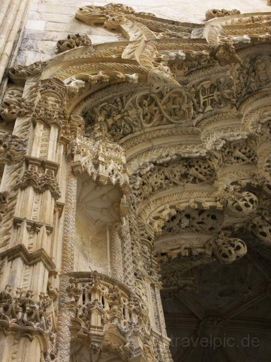 eu_portugal_016.JPG - Einzelheiten an der Fassade der Weltkulturerbeanlage von Bathala, Portugal