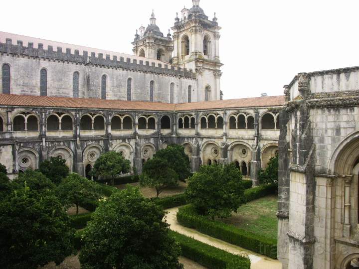 eu_portugal_018.JPG - Im Innenhof des Kreuzgangs vom Klosters Alcobaca, Portugal