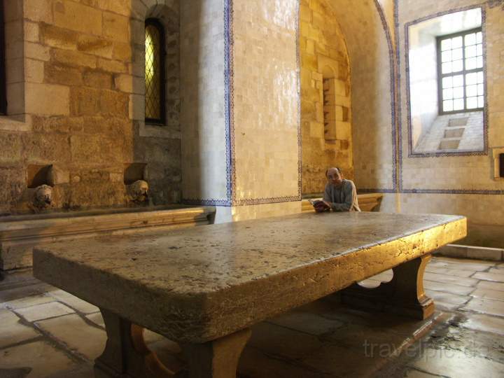 eu_portugal_019.JPG - Ein massiver Tisch in der Küche des Klosters Alcobaca, Portugal