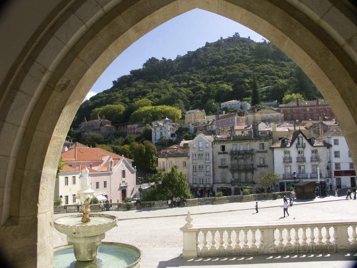 eu_portugal_025.JPG - Blick auf die Stadt Sintra vom Knigspalast, Portugal