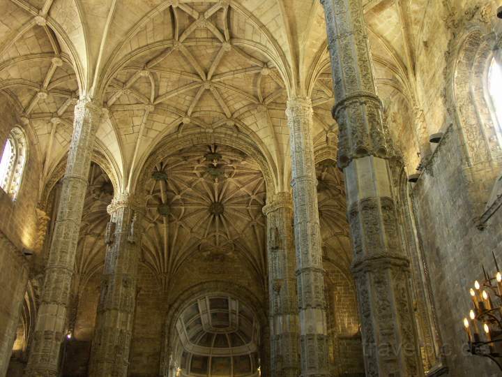 eu_portugal_030.JPG - Die verzierten Säulen im Inneren des Hieronymusklosters zu Belém in Lissabon, der Hauptstadt von Portugal
