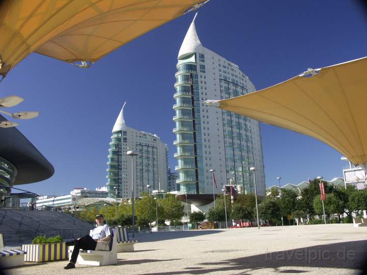eu_portugal_035.JPG - Futuristisch anmutende Gebäude auf dem Expogelände von Lissabon