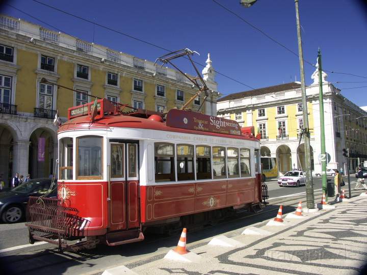 eu_portugal_032.JPG - Eine Straßenbahn in Lissabon, der Hauptstadt von Portugal