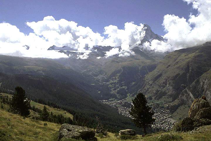 eu_ch_mattertal_007.jpg - Blick ins Mattertal nach Zermatt und Matterhorn