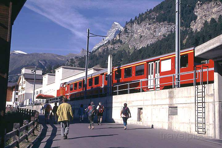 eu_ch_mattertal_021.jpg - Bahnstation in Zermatt mit Matterhorn, Wallis