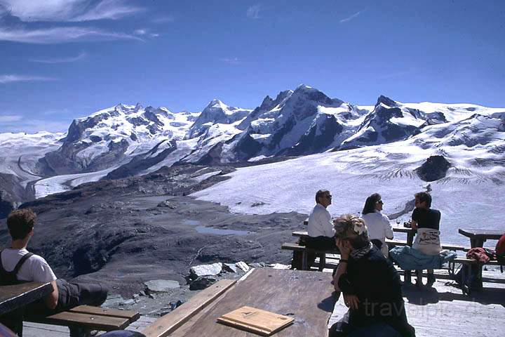 eu_ch_mattertal_023.jpg - Blick von der Terrasse der Hoernlihuette (3260 m) am Matterhorn