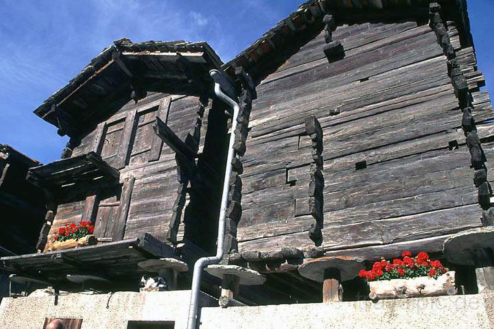 eu_ch_mattertal_024.jpg - in Zermatt, Walliser uralte Heustadel