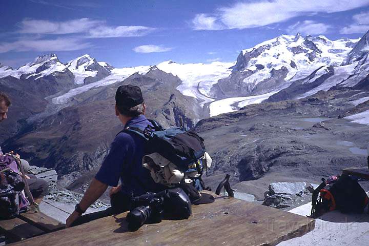 eu_ch_mattertal_027.jpg - Blick von der Terrasse der Hoernlihuette (3260 m) am Matterhorn