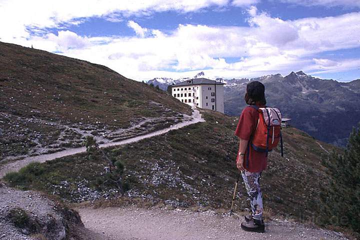 eu_ch_val_d_anniviers_019.jpg - Blick auf Hotel Weisshornhütte, (2337 m) im Wallis