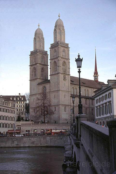 eu_ch_zuerich_022.jpg - Die Doppeltürme der Großmünsterkirche in Zürich