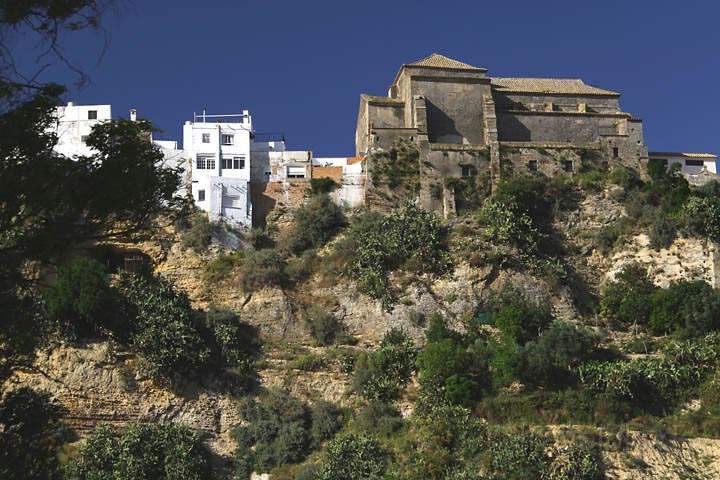 eu_es_arcos_009.jpg - Die steile Felswand auf der die Altstadt von Arcos de la Frontera liegt