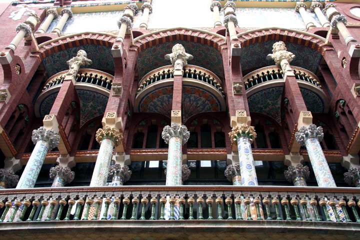 eu_es_barcelona_012.jpg - Eine reich verzierte Fassade am Palau de la Música Catalana