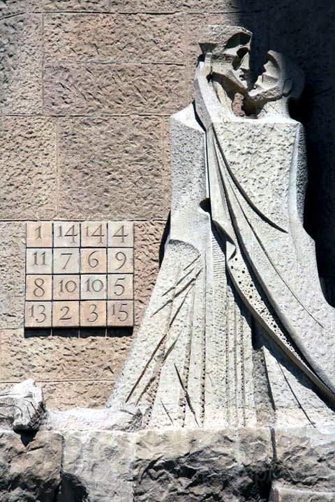 eu_es_barcelona_025.jpg - Der Zahlenblock an der Sagrada Familia ergibt in jeder Addition 33, das Alter von Jesus