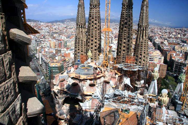 eu_es_barcelona_027.jpg - Blick vom Glockenturm der Sagrada Familia auf die Baustelle und die alte Facade of the passion