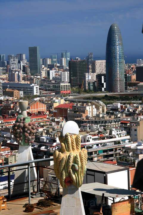 eu_es_barcelona_028.jpg - Ausblick von der Sagrada Familia auf den Torre Agbar