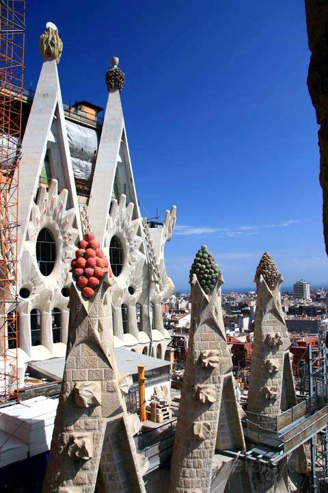 eu_es_barcelona_029.jpg - Die neue Frontfassade der Sagrada Familia vom Glockenturm aus gesehen