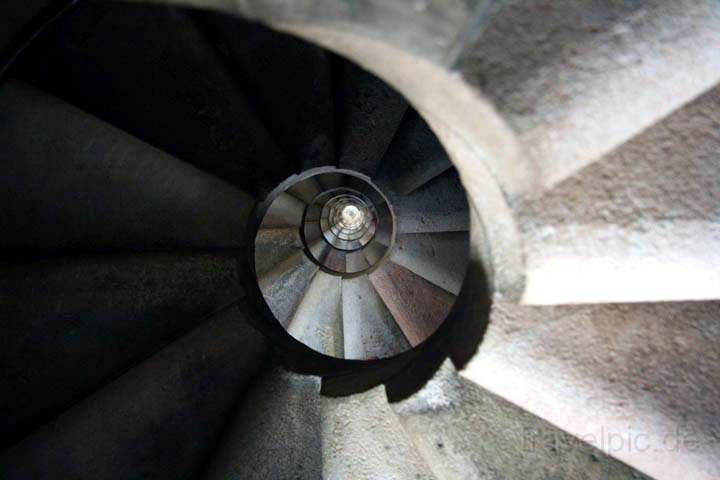 eu_es_barcelona_031.jpg - Die Spirale der Treppenstufen im Glockenturm der Sagrada Familia