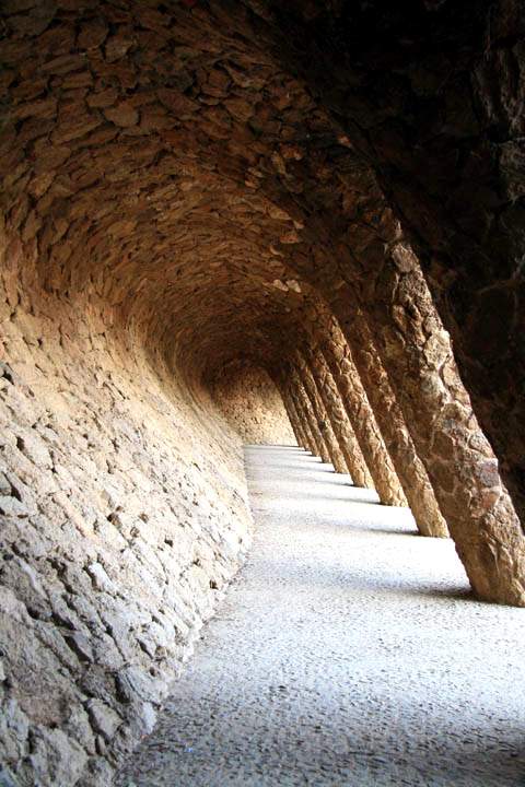 eu_es_barcelona_035.jpg - Ein Durchgang im von Gaudí errichteten Parc Güell in Barcelona