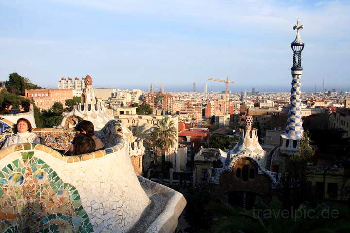 eu_es_barcelona_036.jpg - Ausblick von der Terrasse über der Sala Hipóstila im Parc Güell