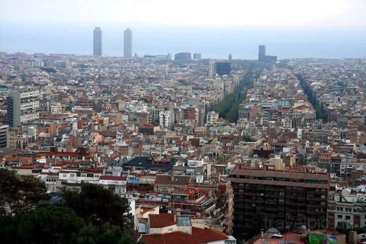 eu_es_barcelona_038.jpg - Ausblick auf das Zentrum von Barcelona vom Turó des les Tres Creus im Parc Güell