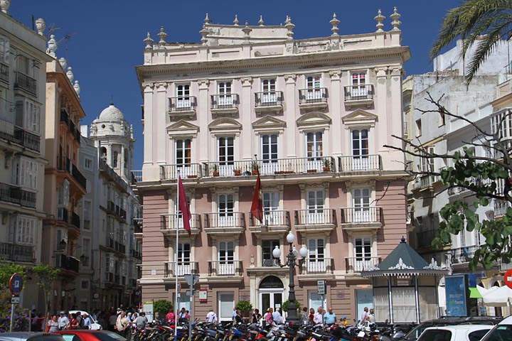 eu_es_cadiz_002.jpg - Das Rathaus Ayuntamiento am Plaza de San Juan de Dios in Cadiz