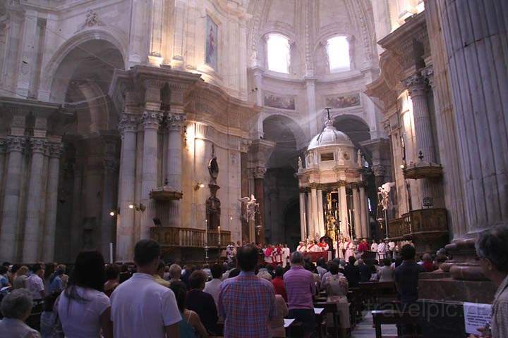 eu_es_cadiz_005.jpg - Ein Gottesdienst in der Kathedrale von Cadiz in Andalusien