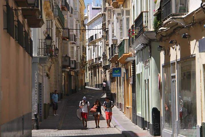 eu_es_cadiz_015.jpg - Die enge Calle Sagasta in der Altstadt von Cadiz in Andalusien