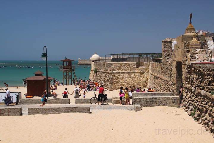 eu_es_cadiz_019.jpg - Der Strand Playa de Caleta und das historische Tor Puerta de Caleta in Cadiz