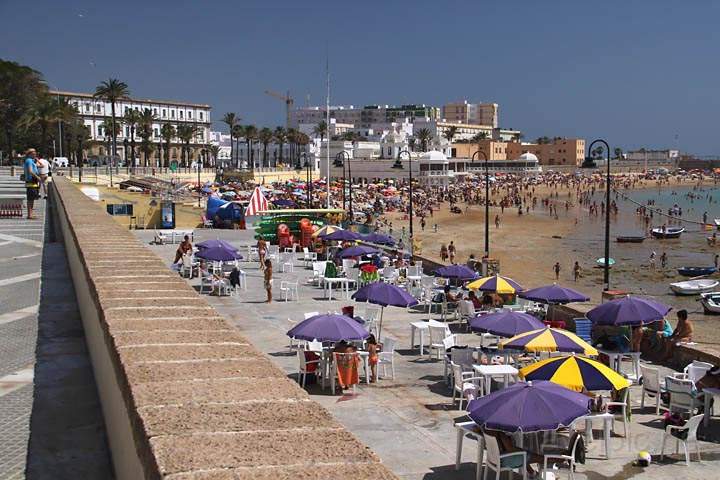 eu_es_cadiz_021.jpg - Strandpromenade und Strand Playa de Caleta in Cádiz