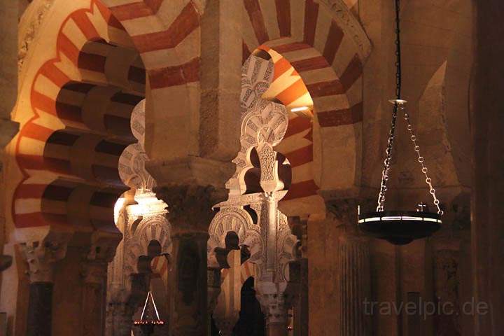 eu_es_cordoba_015.jpg - Bogen und reiche Verzierungen in der Mezquita von Cordoba