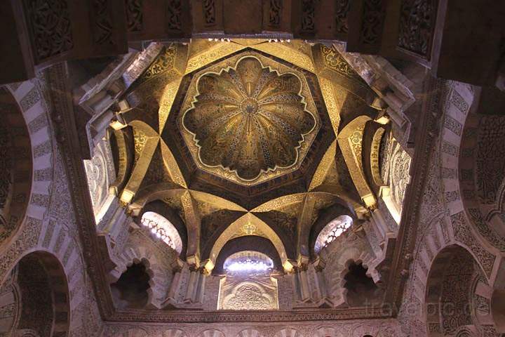 eu_es_cordoba_017.jpg - Die fantastische Kuppel Maqsura vor dem Mihrab der Mezquita