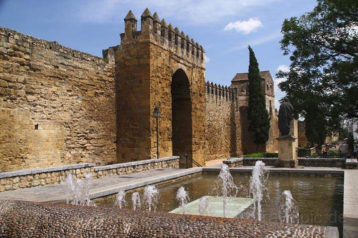 eu_es_cordoba_029.jpg - Wasserspiele an der Murallas de la Puerta de Almodóvar in Cordoba