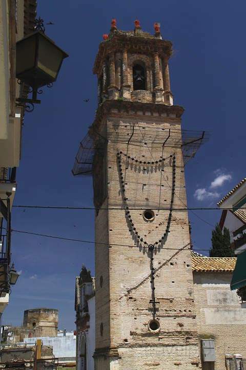 eu_es_ecija_007.jpg - Ein Riesenrosenkranz am Glockenturm des Klosters Santo Domingo