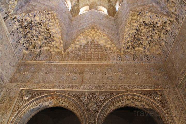 eu_es_alhambra_021.jpg - Eine der vielen unbeschreiblichen Decken der Nasridenpalste in der Alhambra