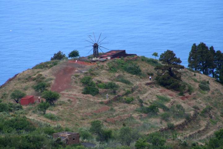 eu_es_la_palma_008.JPG - Ein Windmühlenflügel im Norden der grünen Insel La Palma, Kanaren