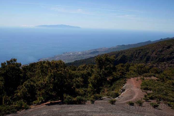 eu_es_la_palma_020.JPG - Wandern auf dem Grat der Cumbre Nueva auf La Palma mit Blick auf La Gomera