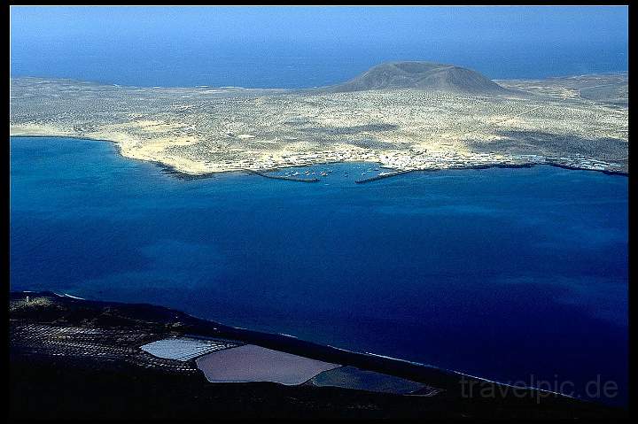 eu_es_lanzarote_004.JPG - Der Ausblick auf die kleine Inseln La Garciosa vom Norden von Lanzarote aus, Kanaren
