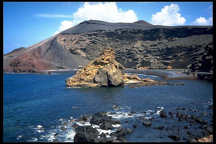 eu_es_lanzarote_008.JPG - Bizarre Felsen und Farben in der Kraterlandschaft El Golfo auf Lanzarote