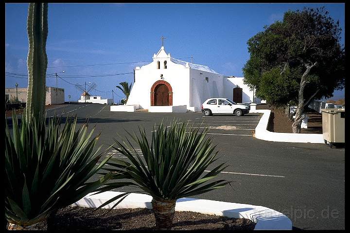 eu_es_lanzarote_010.JPG - Eine Dorfkirche auf Lanzarote, Kanarische Inseln, Spanien