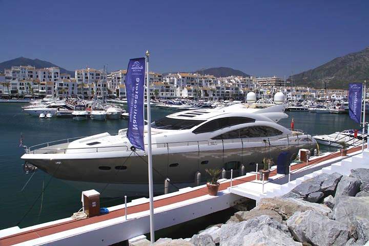eu_es_marbella_005.jpg - Eine der vielen Luxusyachten am Hafen Puerto Bans in Marbella