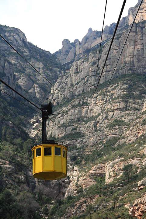eu_es_montserrat_001.jpg - Die Zahnradbahn führt von Aeri Montserrat zum Kloster und Basilika Montserrat