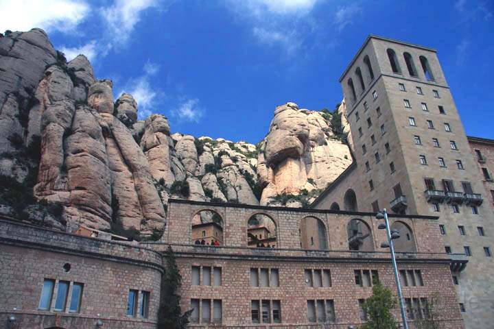 eu_es_montserrat_004.jpg - Das Kloster Montserrat ist eindrucksvoll an das Bergmassiv gebaut