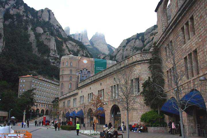 eu_es_montserrat_008.jpg - Blick auf das Kloster Montserrat mit dem sich verengenden Bergmassiv