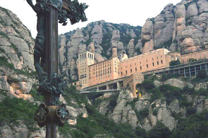 eu_es_montserrat_011.jpg - Das Kloster Montserrat vom Kreuzweg aus gesehen