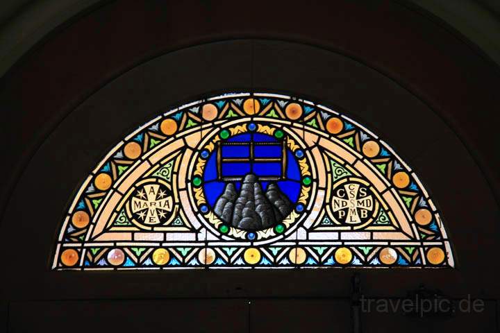 eu_es_montserrat_015.jpg - Mosaikglas der Kapelle an der Heiligen Höhle von Montserrat