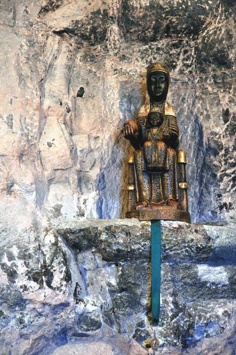 eu_es_montserrat_016.jpg - La Moreneta, die schwarze Modonna von Montserrat in der Kapelle der Heiligen Höhle